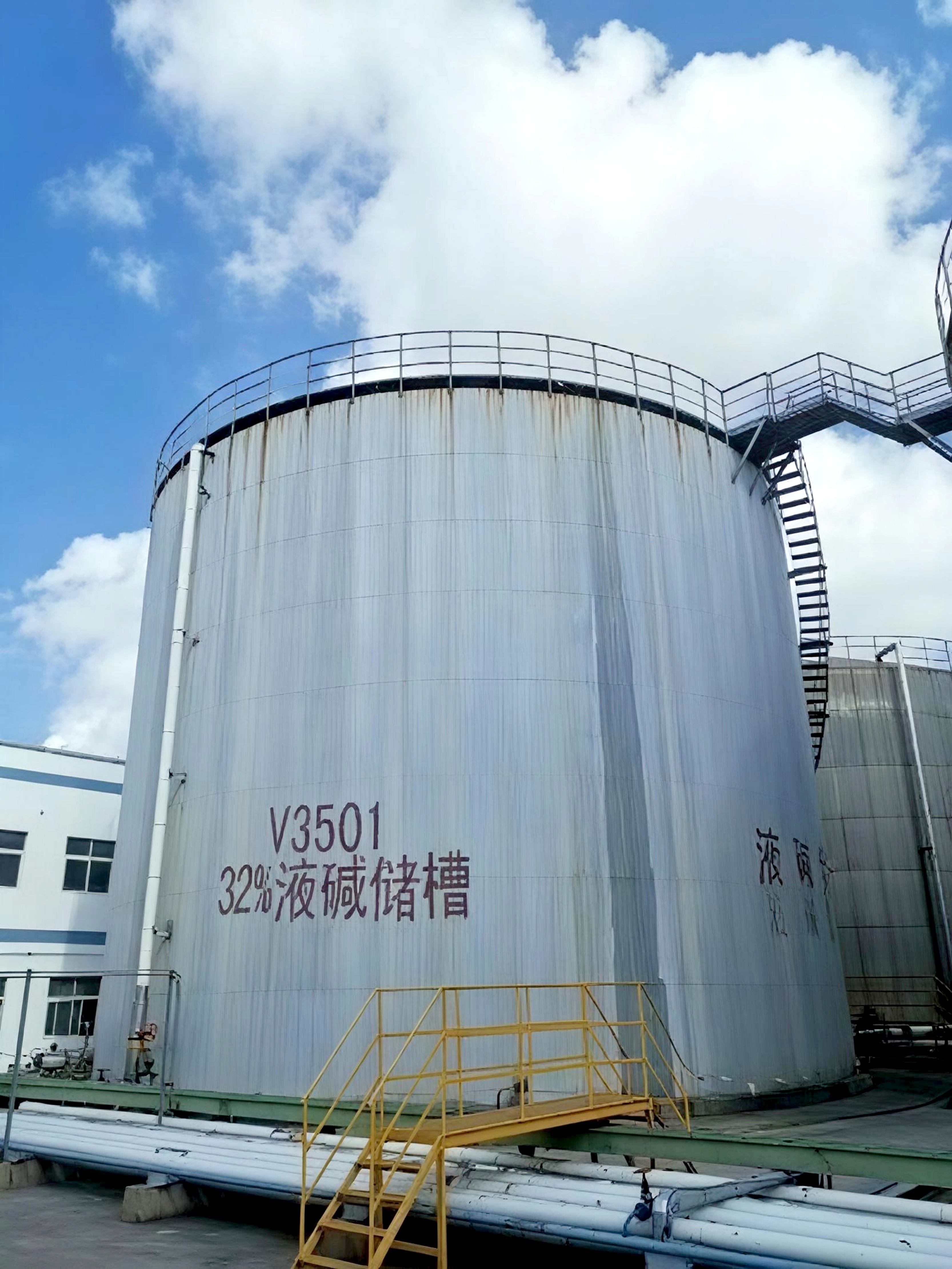 Large chemical storage tank with access platform